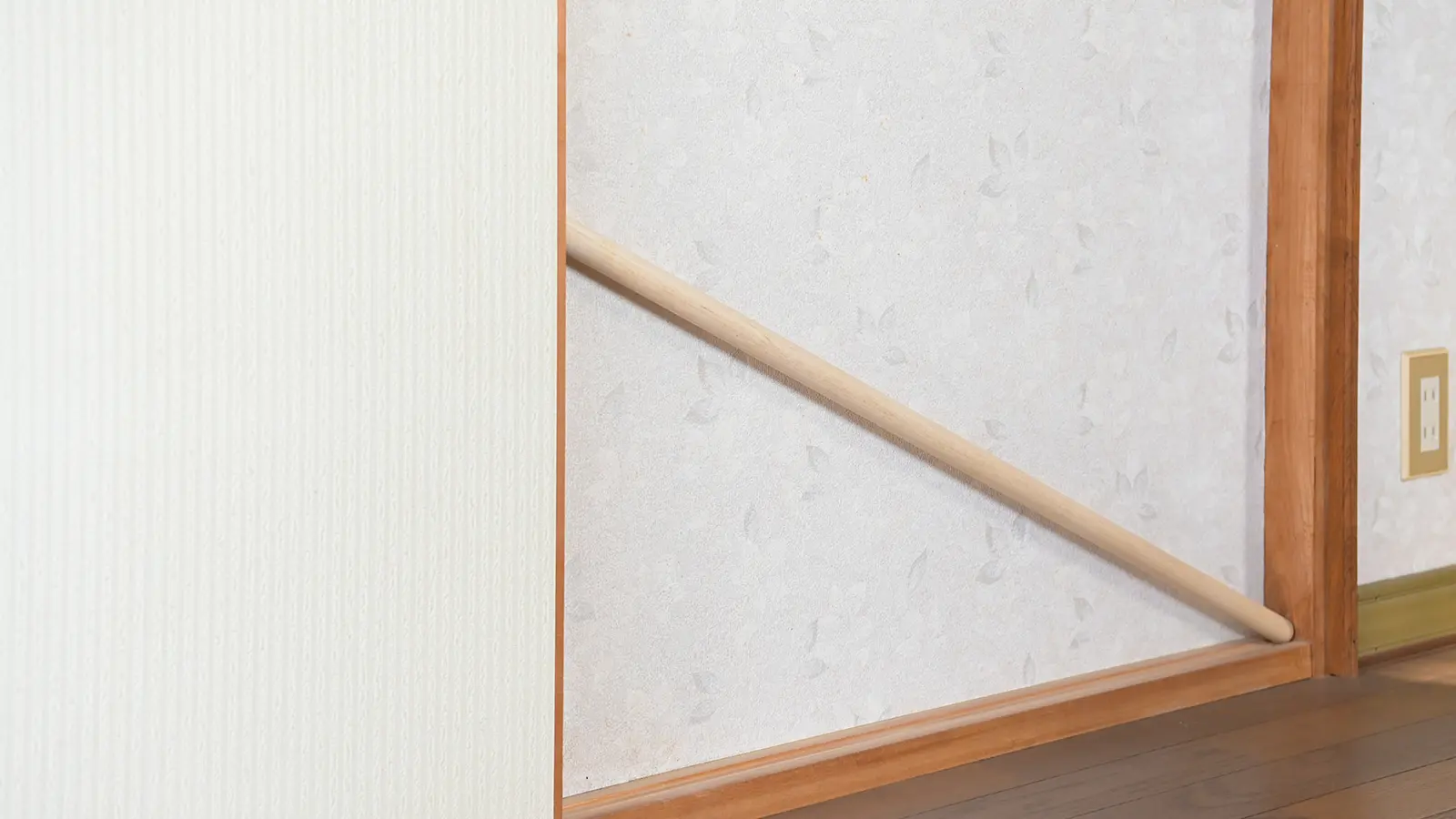 突っ張り棒で引き戸に鍵を付ける