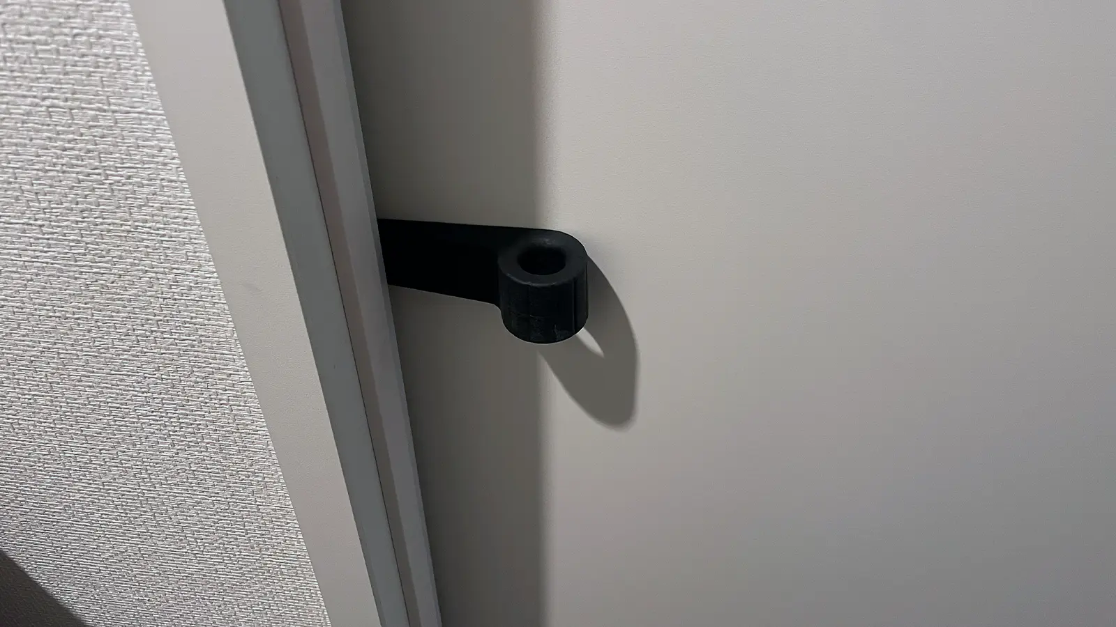 ドアストッパーで引き戸に鍵を付ける
