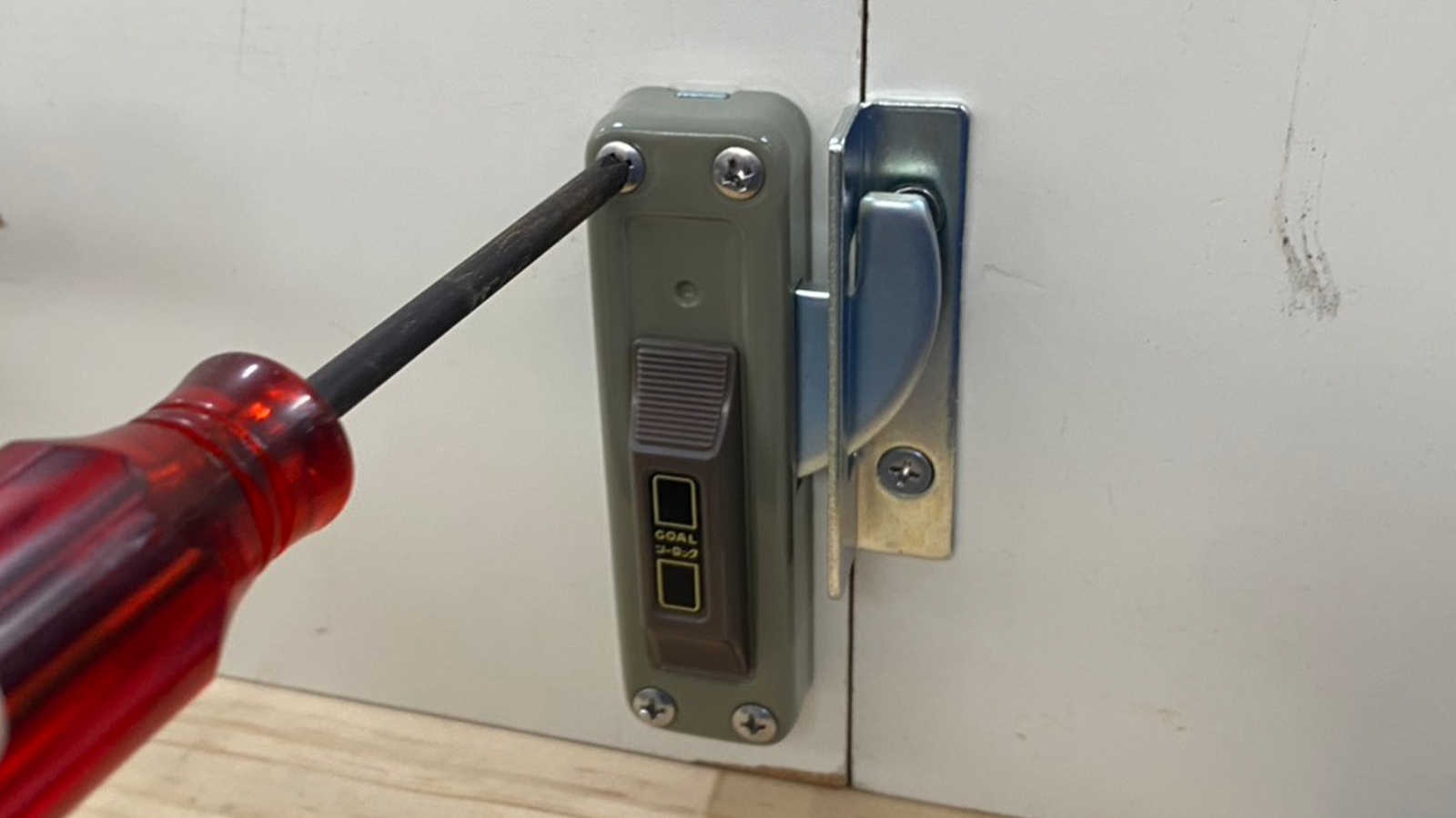 器具で鍵を交換しようとしている様子
