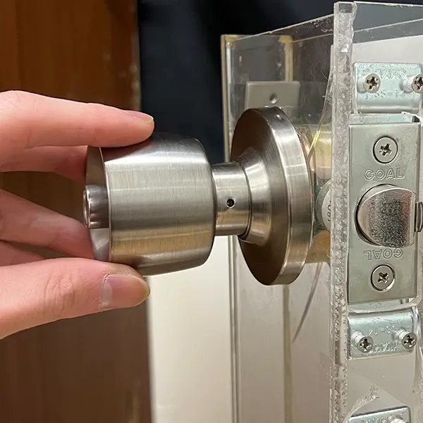 握り玉錠の交換作業