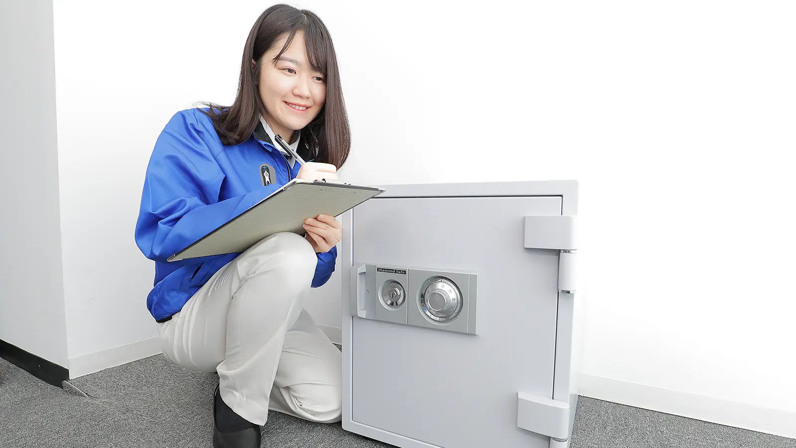 金庫の鍵を作成する作業