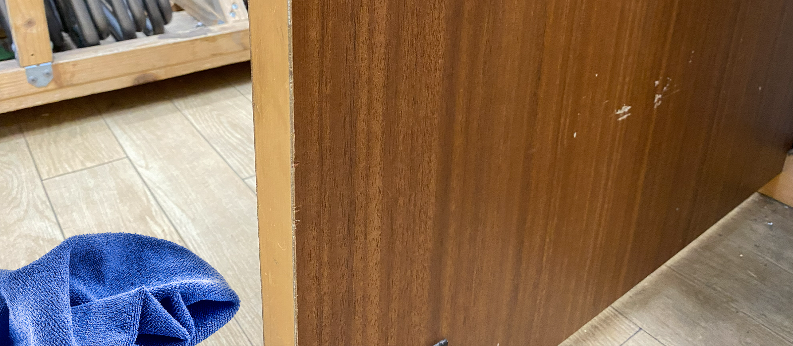 貼り付け面の油分・ホコリを拭き取る